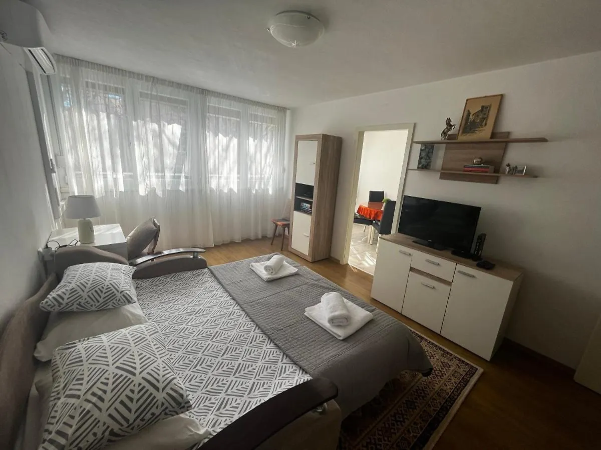 Jase Apartment Split
