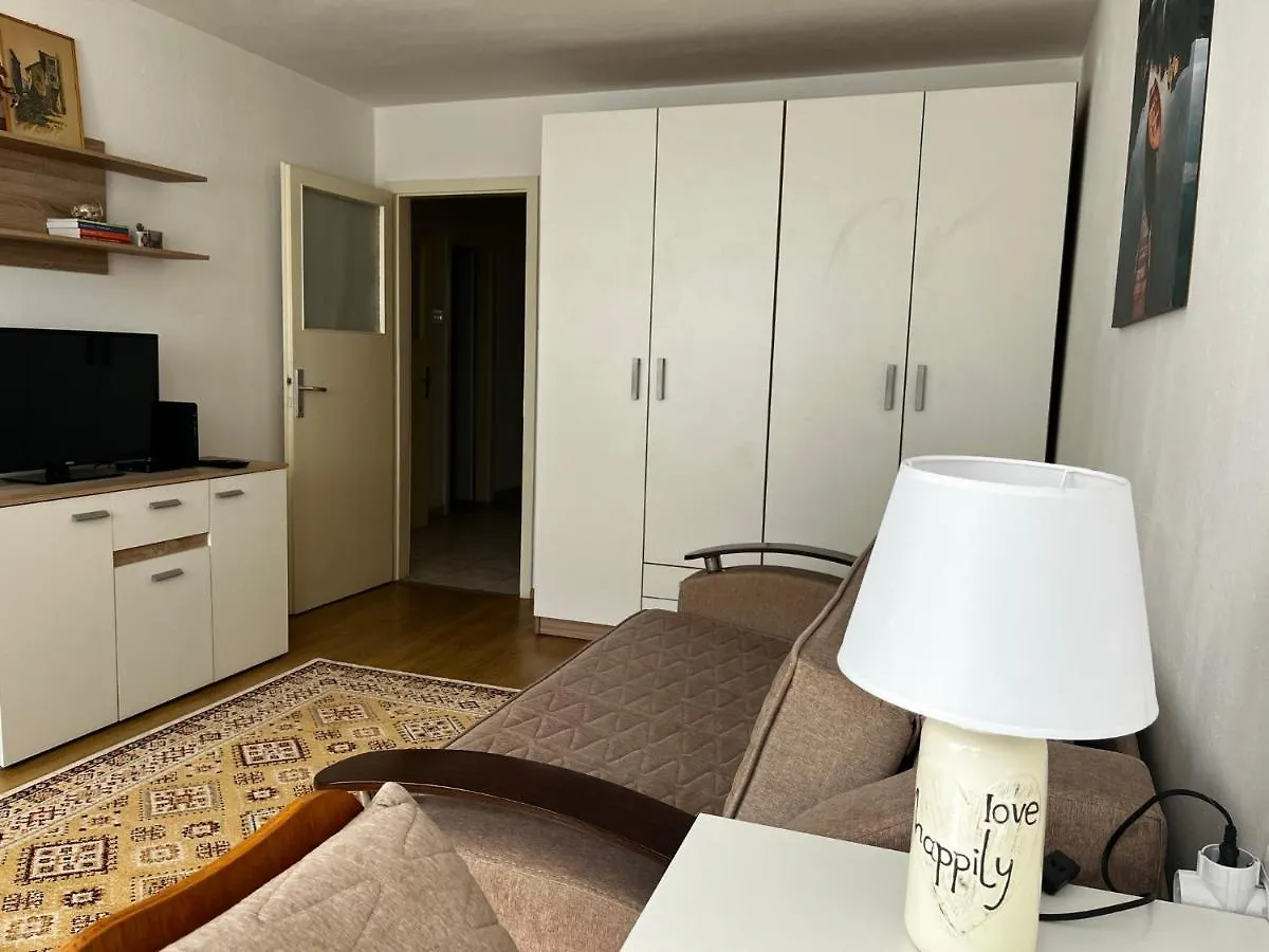 Jase Apartment Split 0*,