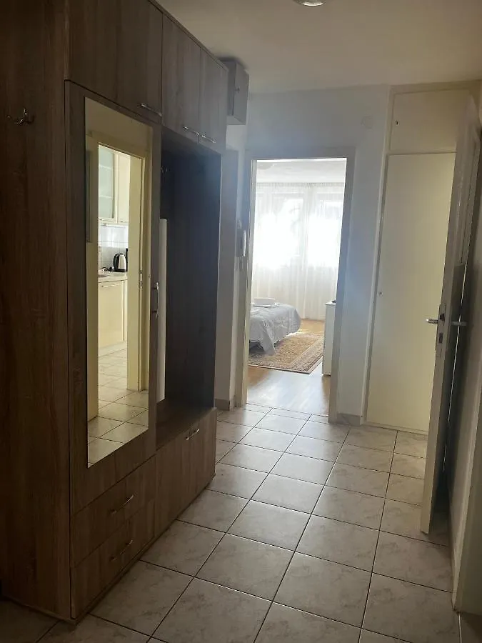 Jase Apartment Split 0*,